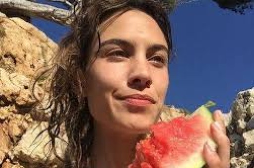 曝4瓜！湖南台女主持爱买高仿、体重反弹、怀四胎沈腾令人意外